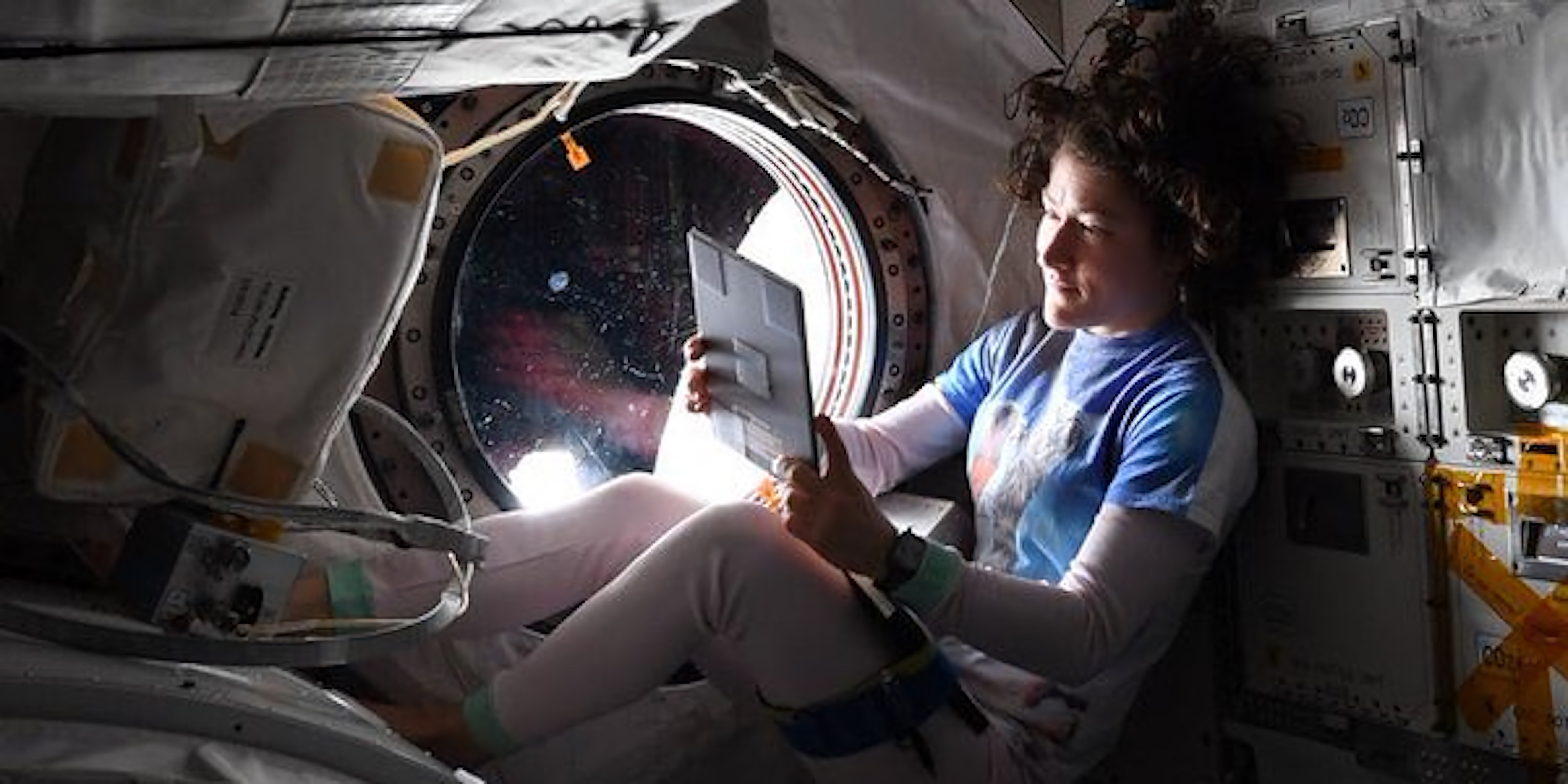 Сколько человек проводит в космосе. Космонавты в невесомости на МКС. Астронавт Серена Ауньон-Чэнселлор.