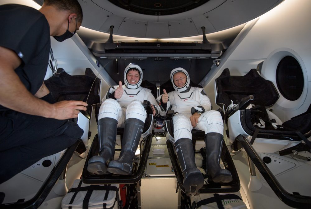 Watch SpaceX troubleshoot iPad issue with NASA astronauts using AirDrop during spaceflight