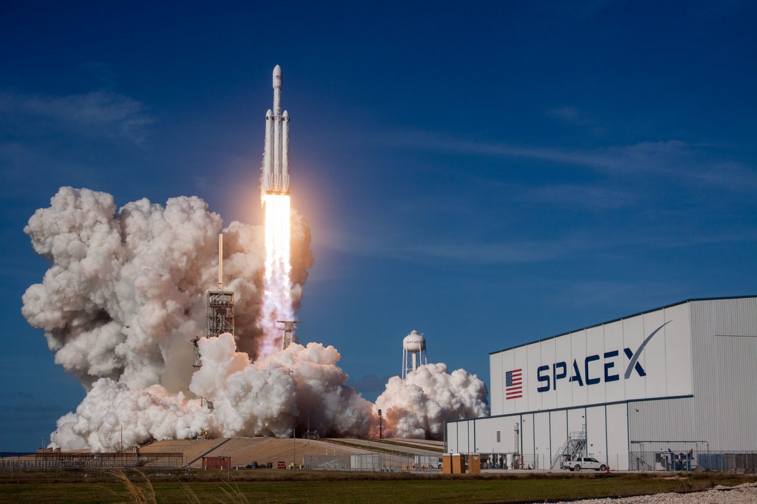 Kapal SpaceX Falcon Heavy akan selesai diluncurkan bulan Juli - Space Explorer