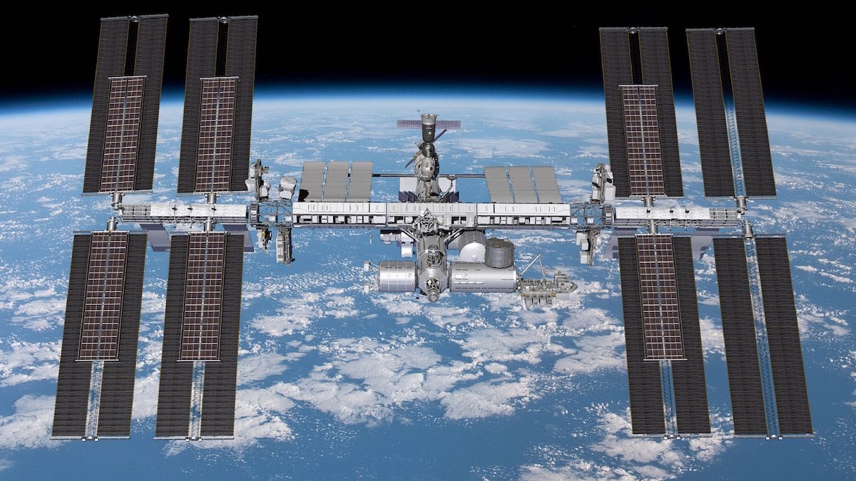 SpaceX to launch new solar panels for the ISS - Space Explored