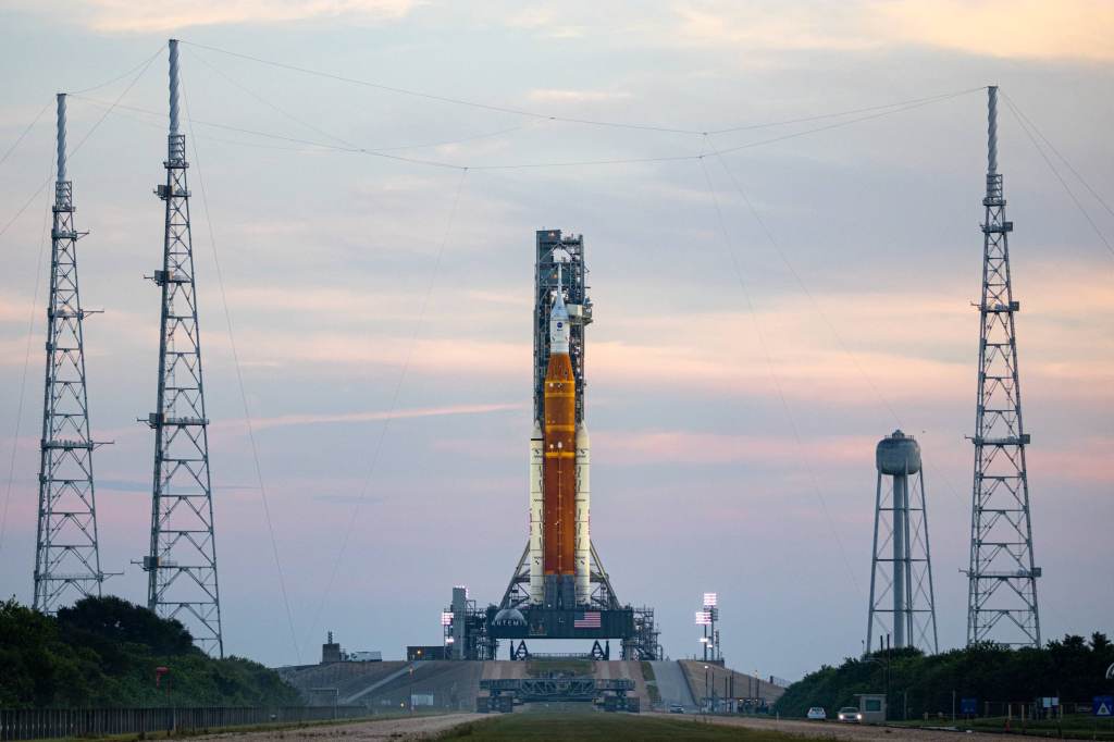 Artemis 1 SLS rocket on LC-39B ahead of launch