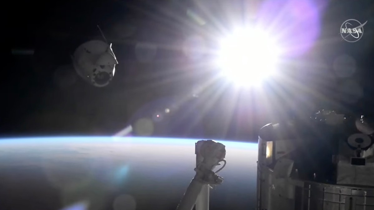 CRS-25 Dragon spacecraft leaves ISS