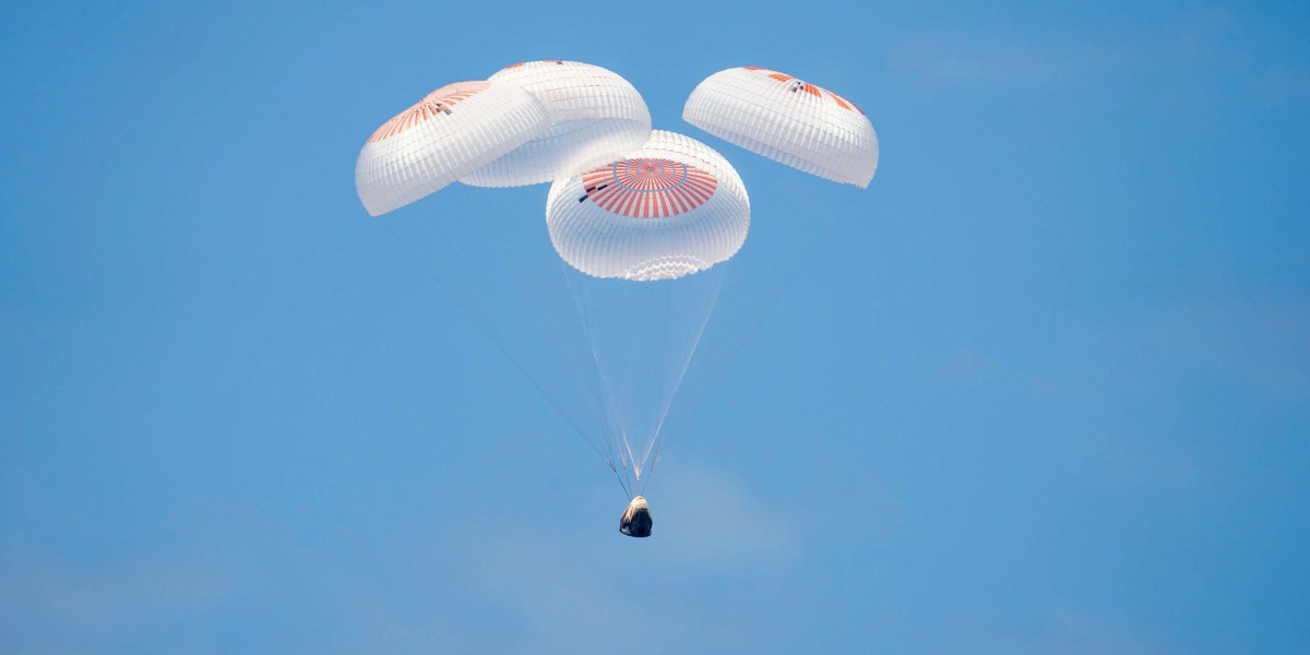 SpaceX Dragon capsule splashdown