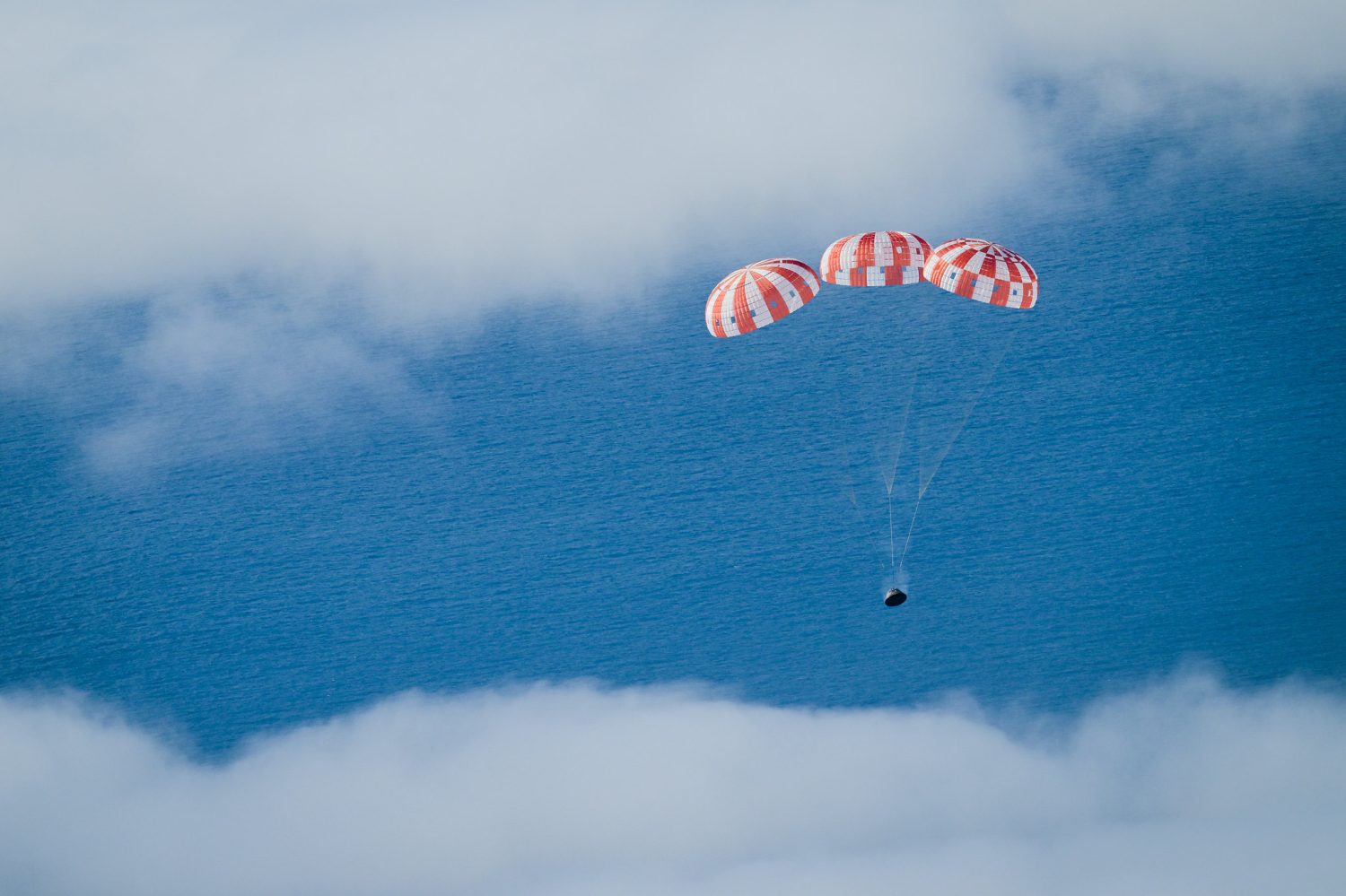 Artemis 1 parachute descent