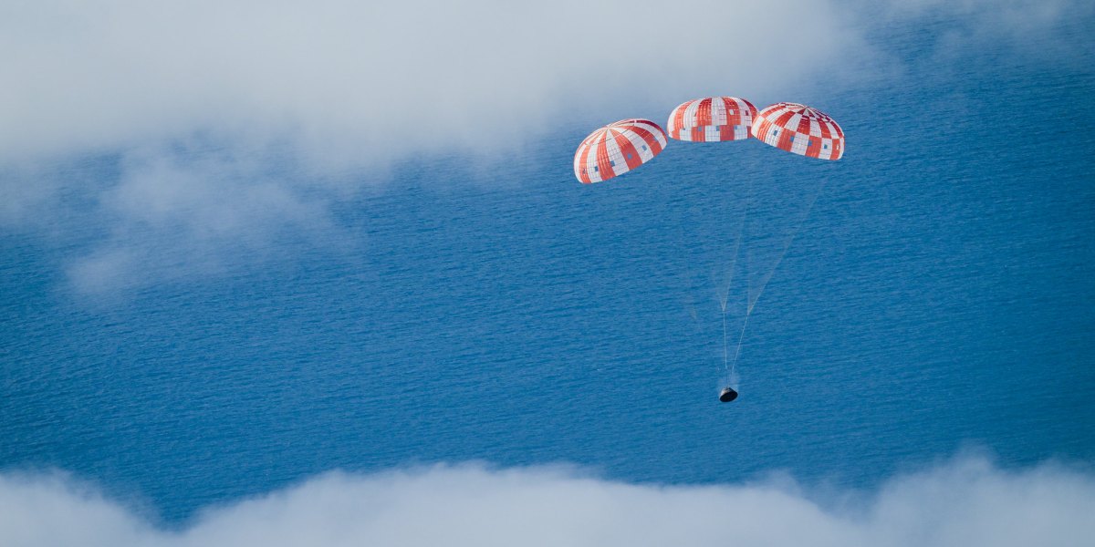 Artemis 1 parachute descent
